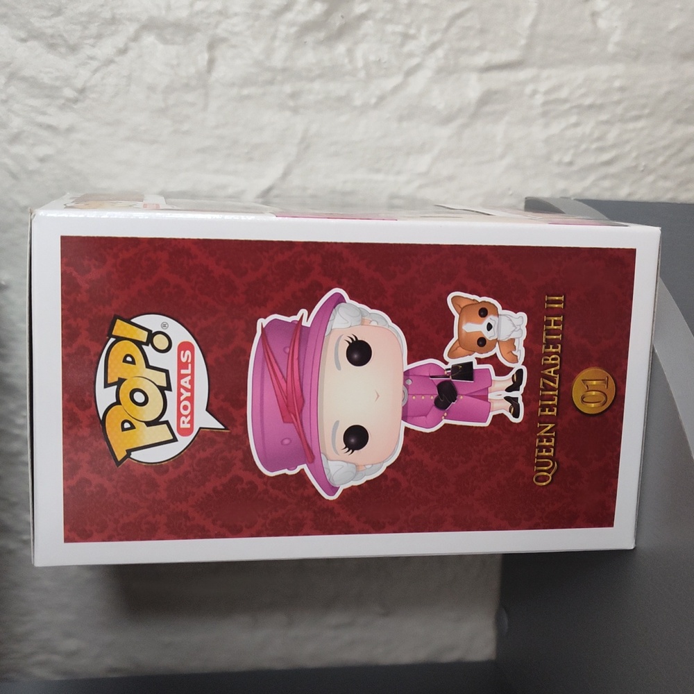 Pop Royals Gold 01  Queen Elizabeth II Vinyl Figure New In Box